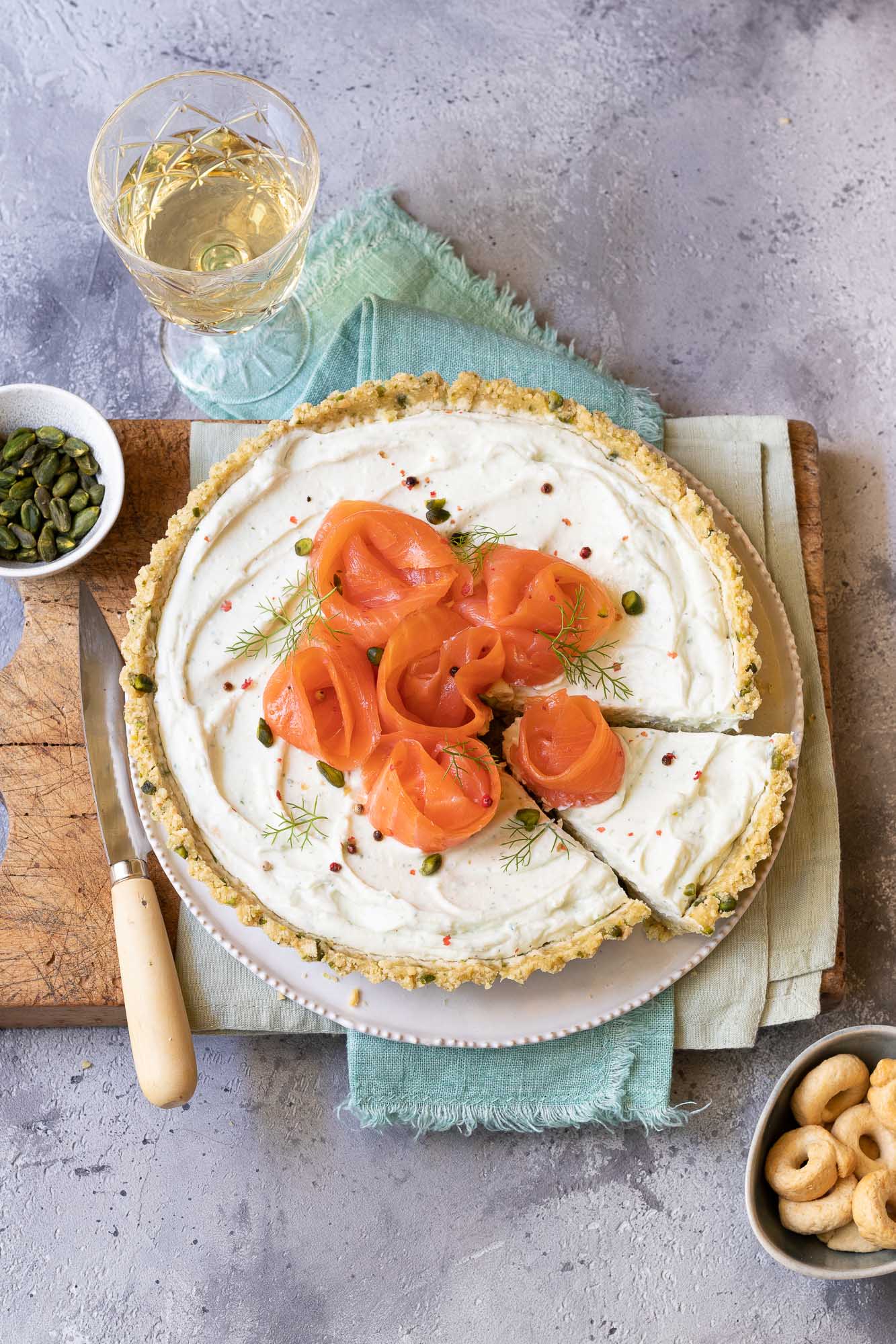 Crostata salata senza cottura con salmone e ricotta